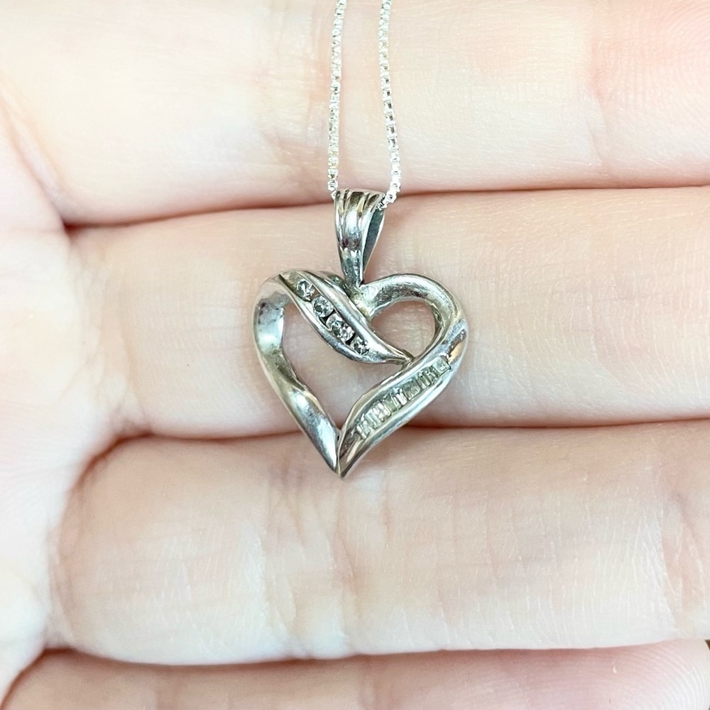 10k Diamond paved 0.15 carat solid white gold open heart eternity pendan… - Picture 5 of 9
